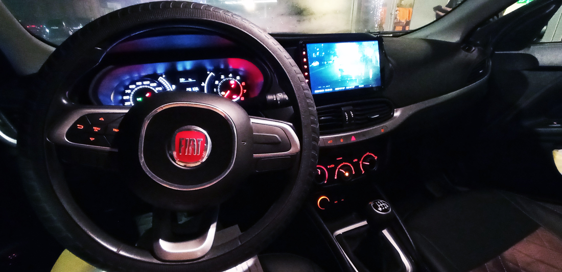 Інтер'єр Fiat Tipo 2018 року механіка - салон, руль, панель