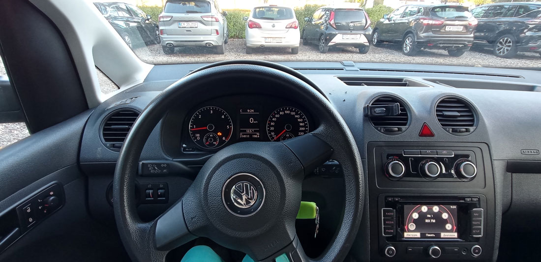 Салон Volkswagen Caddy: кермо, панель приладів
