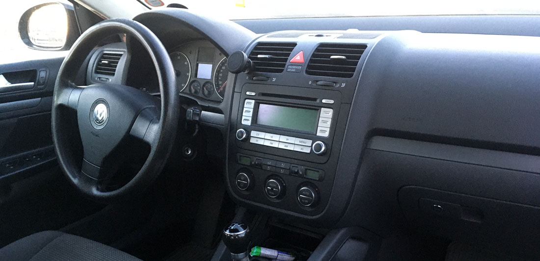 Салон Volkswagen Jetta 2007: кермо, панель приладів