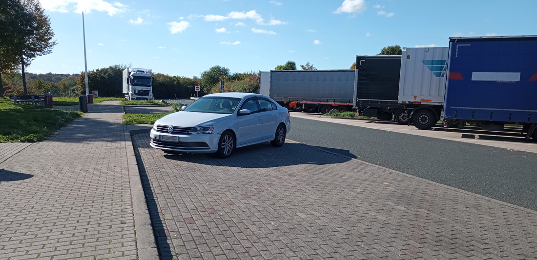 Volkswagen Jetta 2017 року на зупинці в Польщі (MOP на автобані)