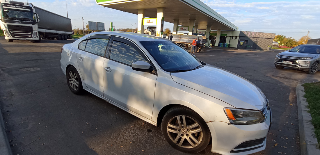 Volkswagen Jetta 2017 року на заправці Окко