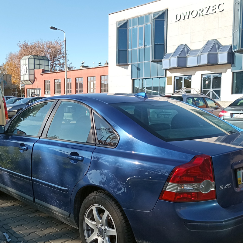 Volvo S40 на привокзальній площі в польському місті Хелм