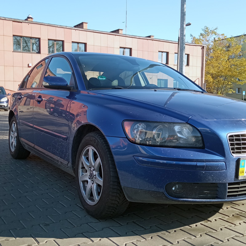Синій Volvo S40 2006 року: фари, капот, арки