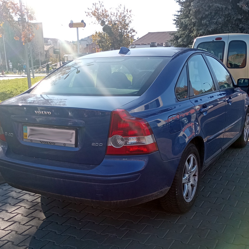Volvo S40 в синьому кольорі - вигляд ззаду (багажник, бампер, заднє крило)