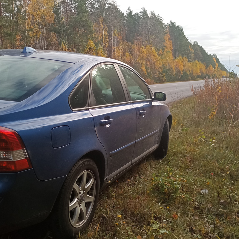 Синій Volvo S40 2006 року на дорозі Е373/М07  