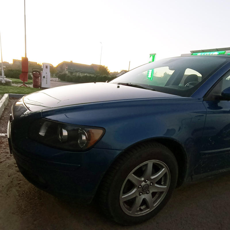 Volvo S40 на заправці ОККО