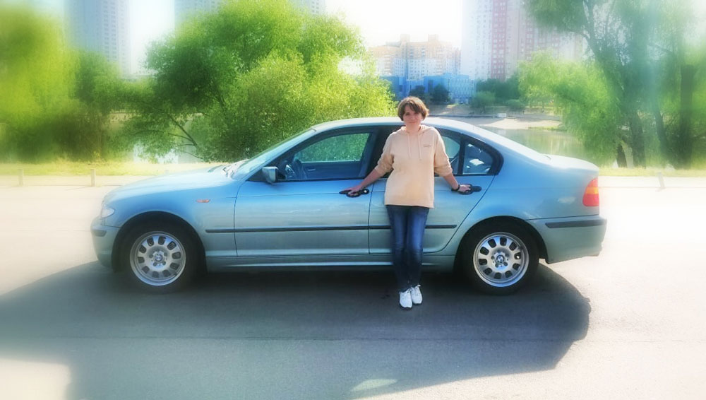 Девушка возле своего авто - BMW из Польши под нулевое растаможивание
